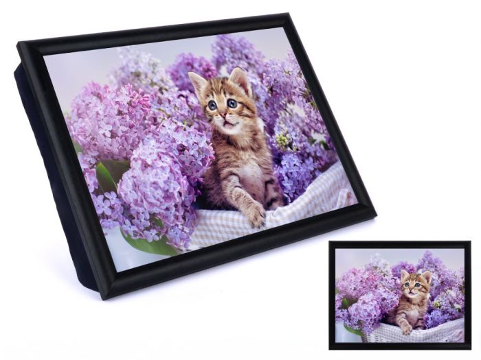 COUSSIN DE LECTURE CHATON DANS LES LILAS